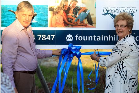 Briand Louw saam met Overstrandse Uitvoerende Burgemeester, raadsdame Nicolette Botha-Guthrie, kort voordat sy die seremoniële lint vir die opening van Fountainhill geknip het. 
